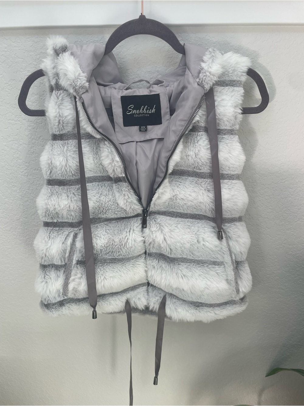 Snobbish Collection
Striped Faux Fur Hooded
Vest Size Medium